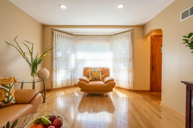 4833 N Moody Avenue, Chicago, IL 60630