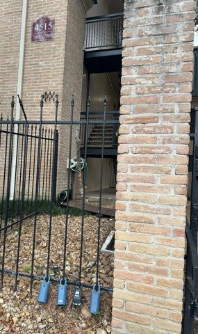 4515 Briar Hollow Place 305, Houston, TX 77027