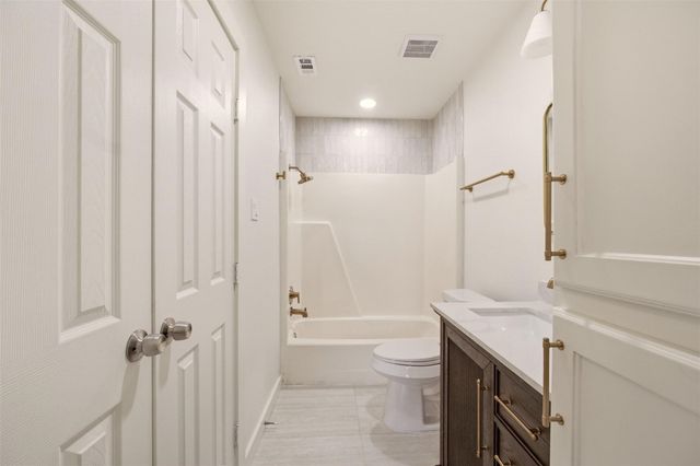 908 Isbell Road B, Fort Worth, TX 76114