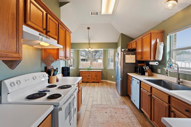 1808 Cedarlawn ST, Taylor, TX 76574