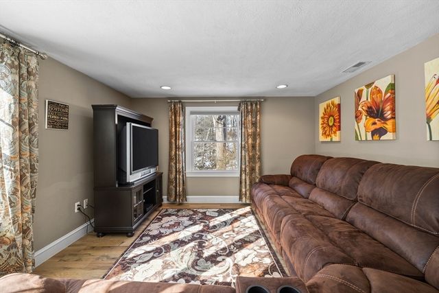 10 Hawthorne Rd, Winchester, MA 01890