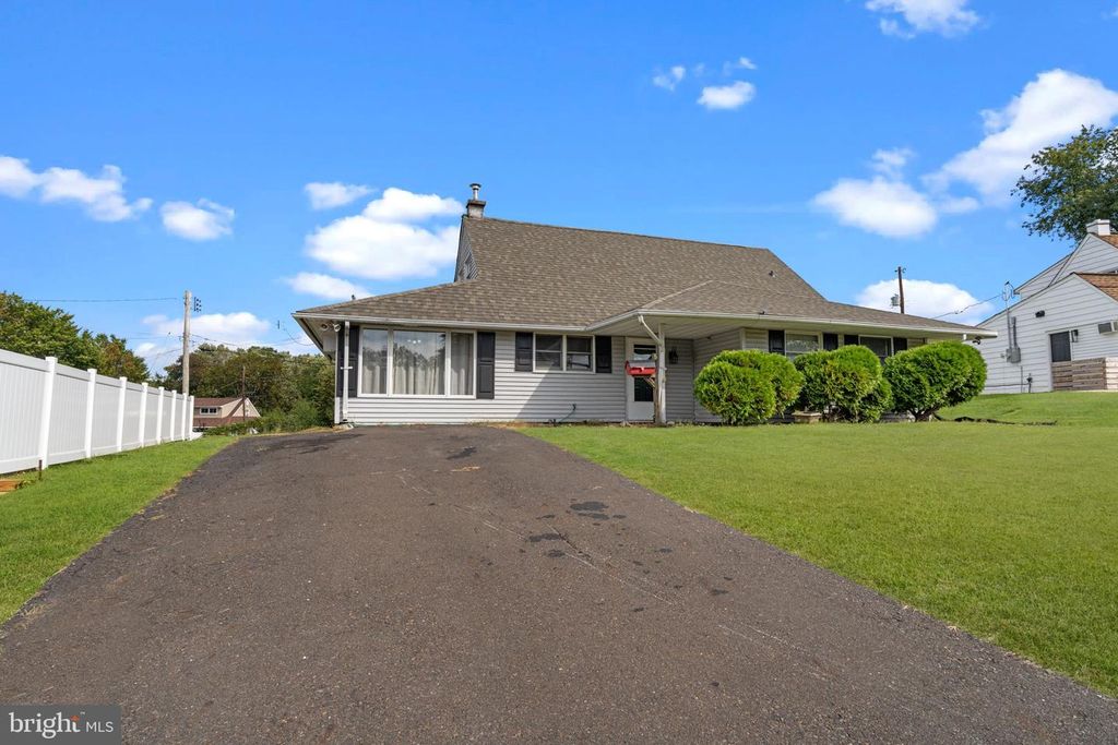 5 HARP RD, Levittown, PA 19056