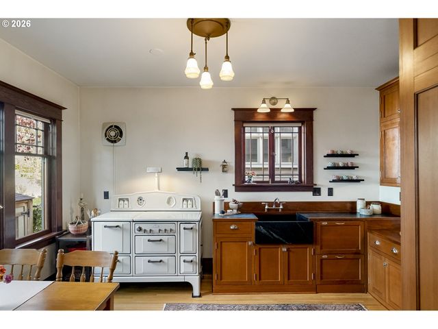 1307 Ne HANCOCK St, Portland, OR 97212