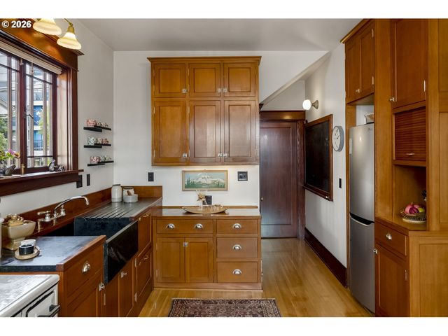 1307 Ne HANCOCK St, Portland, OR 97212