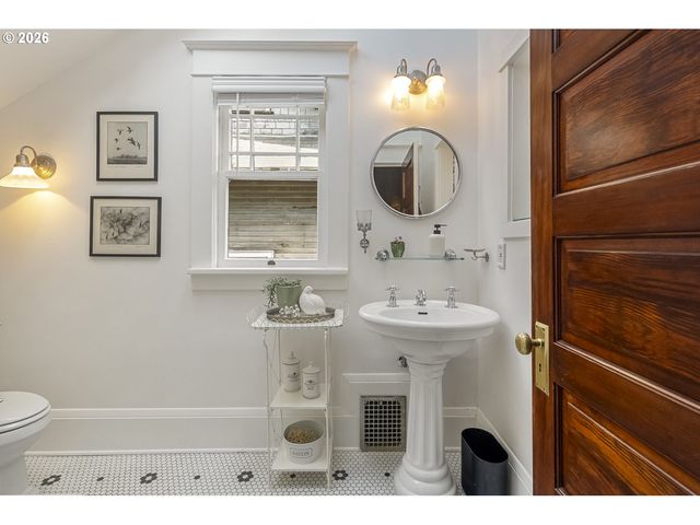 1307 Ne HANCOCK St, Portland, OR 97212