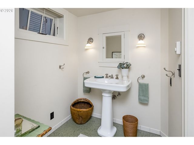 1307 Ne HANCOCK St, Portland, OR 97212