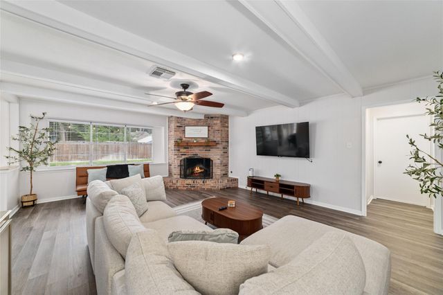 563 Landfall Ln, Conroe, TX 77302