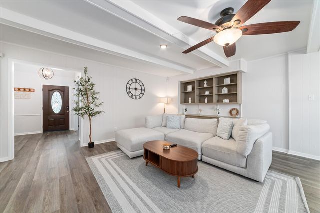 563 Landfall Ln, Conroe, TX 77302