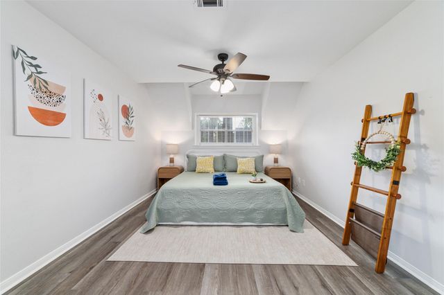 563 Landfall Ln, Conroe, TX 77302