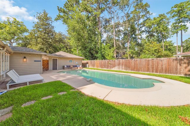 563 Landfall Ln, Conroe, TX 77302