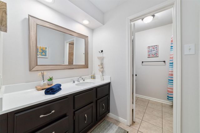 563 Landfall Ln, Conroe, TX 77302