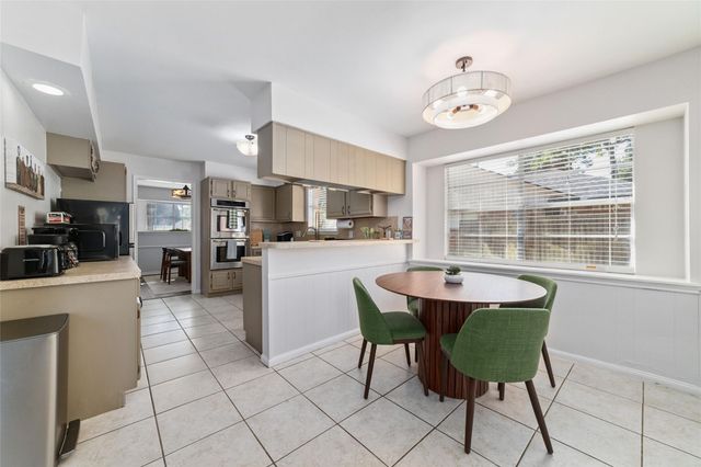 563 Landfall Ln, Conroe, TX 77302
