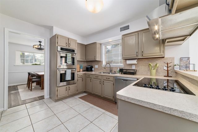563 Landfall Ln, Conroe, TX 77302