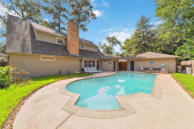 563 Landfall Ln, Conroe, TX 77302