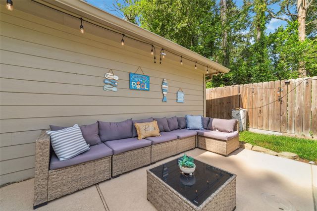 563 Landfall Ln, Conroe, TX 77302