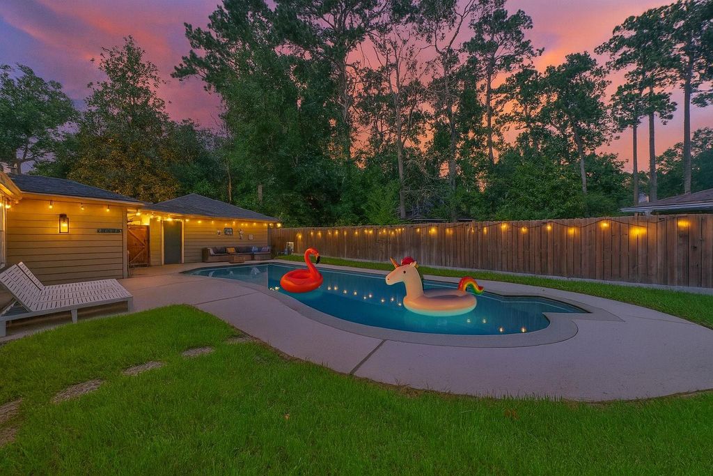 563 Landfall Ln, Conroe, TX 77302