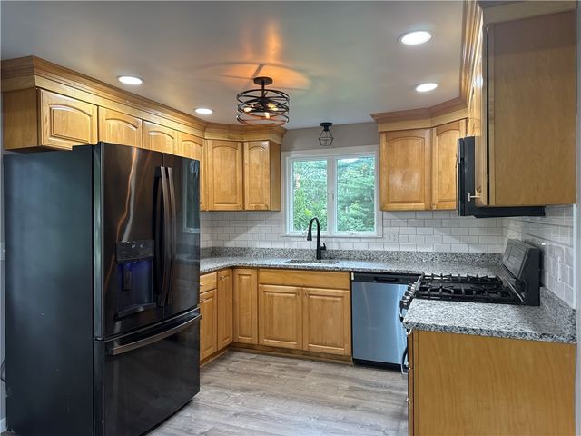 15 Baneberry Drive, Cranston, RI 02921