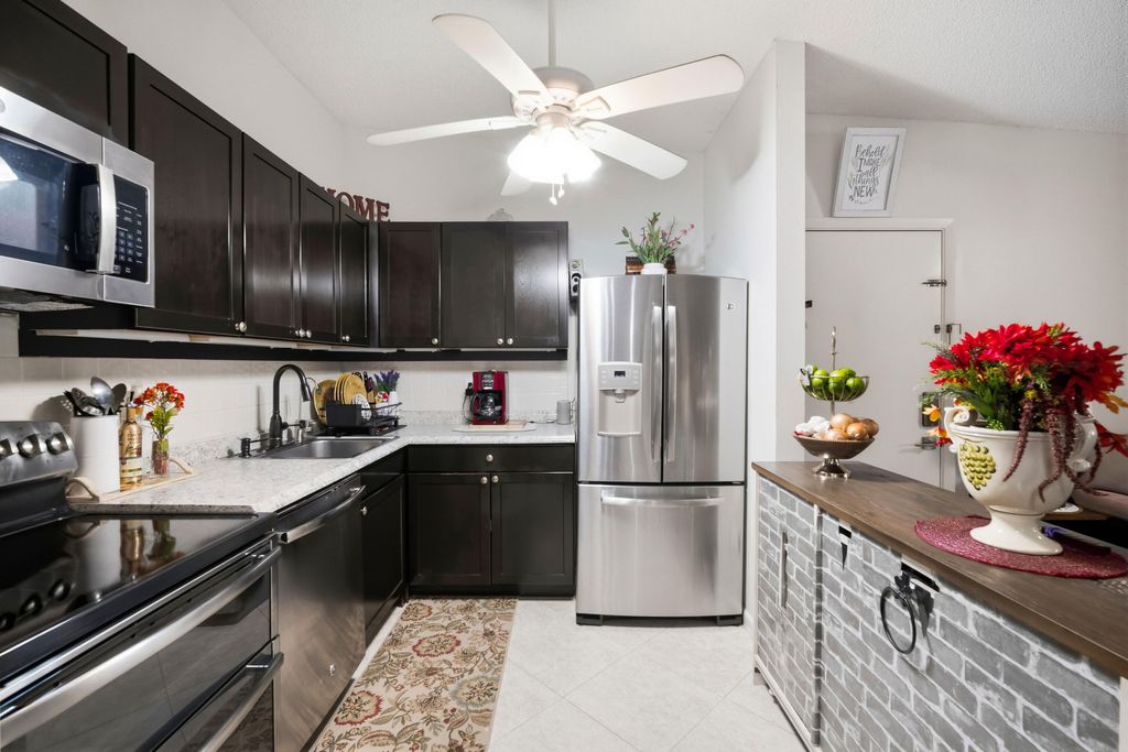 9965 N BELFORT Circle 209, Tamarac, FL 33321