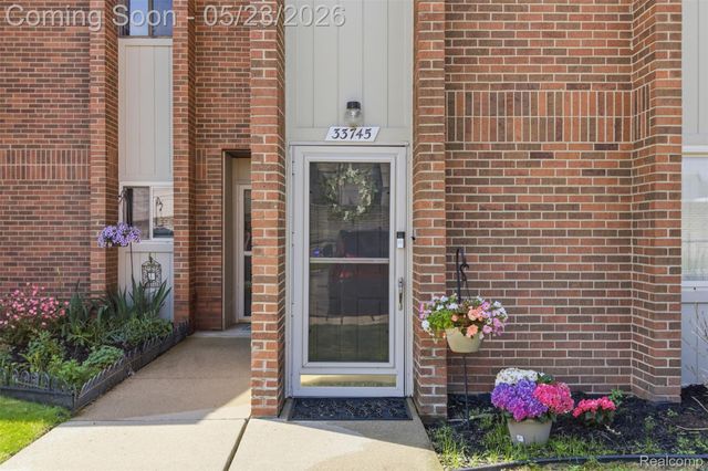 33745 Pondview Circle, Livonia, MI 48152