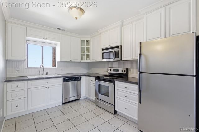 33745 Pondview Circle, Livonia, MI 48152