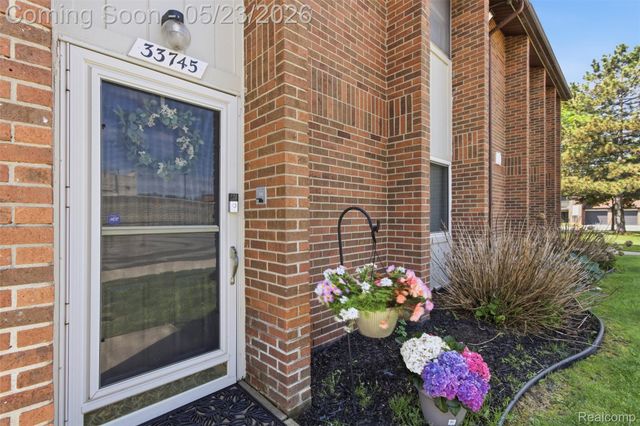 33745 Pondview Circle, Livonia, MI 48152