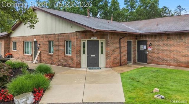 33745 Pondview Circle, Livonia, MI 48152