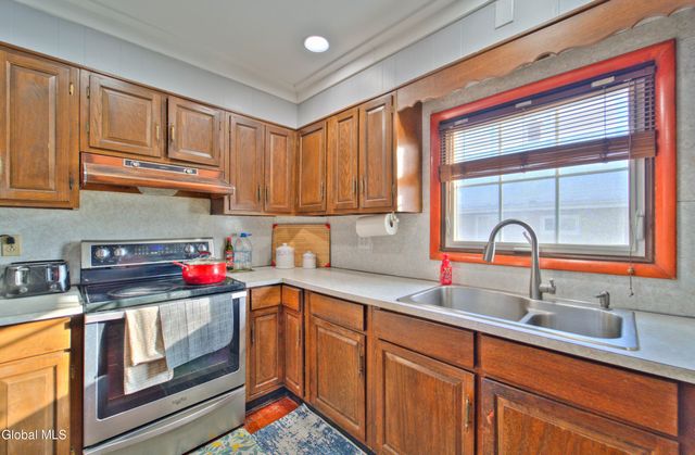 21 Vista Avenue, Colonie, NY 12110