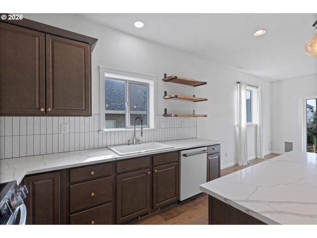 770 E MCKINLEY St, Carlton, OR 97111