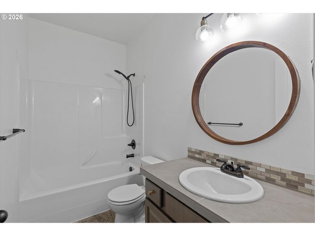 770 E MCKINLEY St, Carlton, OR 97111