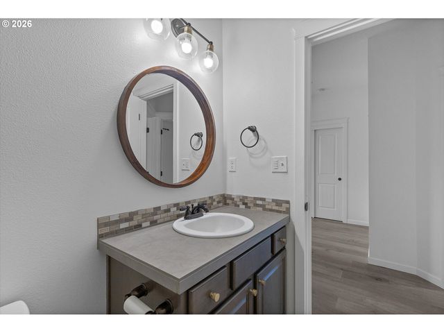 770 E MCKINLEY St, Carlton, OR 97111