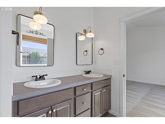 770 E MCKINLEY St, Carlton, OR 97111