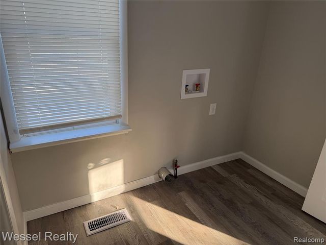 3173 Coin Street, Burton, MI 48519