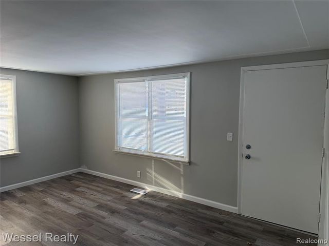 3173 Coin Street, Burton, MI 48519