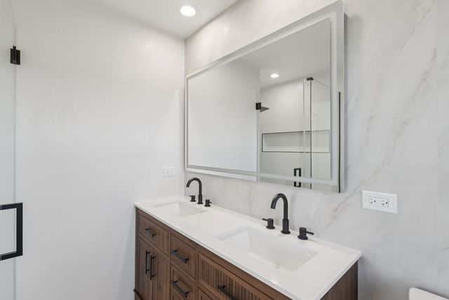 8135 W Rascher Avenue, Chicago, IL 60656