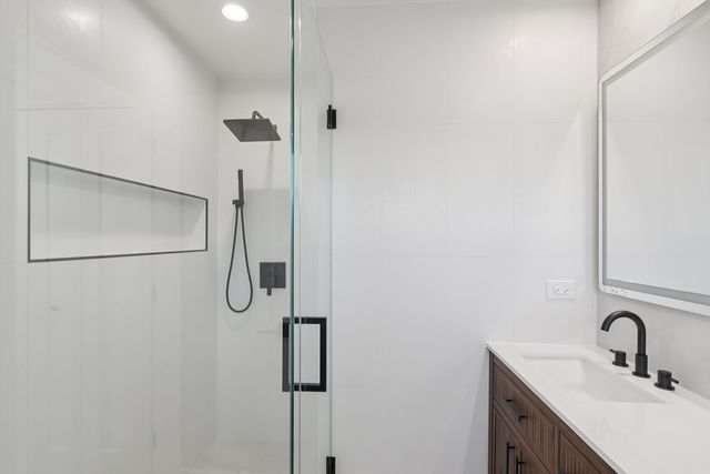 8135 W Rascher Avenue, Chicago, IL 60656