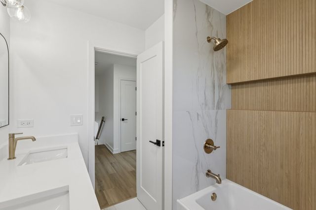 8135 W Rascher Avenue, Chicago, IL 60656