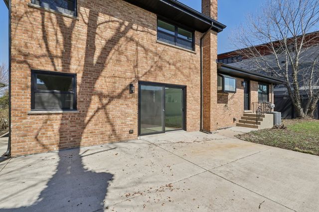 8135 W Rascher Avenue, Chicago, IL 60656