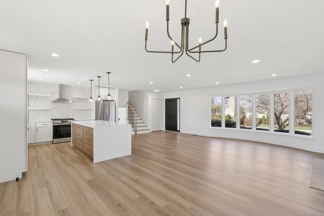 8135 W Rascher Avenue, Chicago, IL 60656