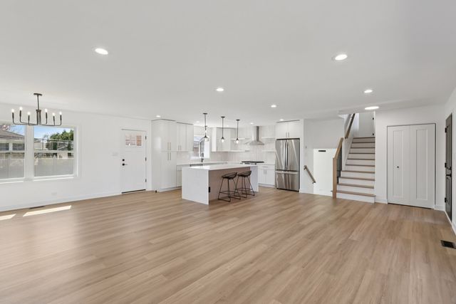 8135 W Rascher Avenue, Chicago, IL 60656