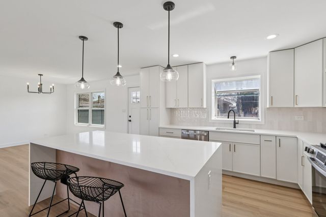 8135 W Rascher Avenue, Chicago, IL 60656