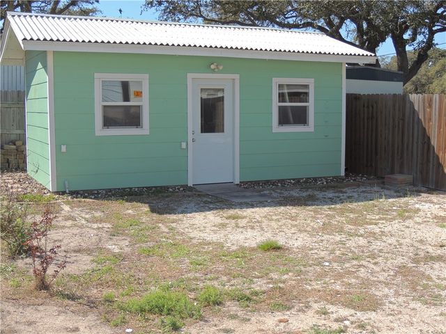 809 N Kossuth St, Rockport, TX 78382
