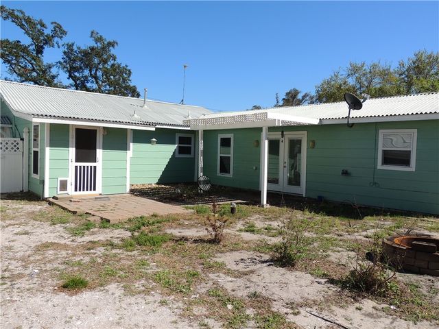 809 N Kossuth St, Rockport, TX 78382