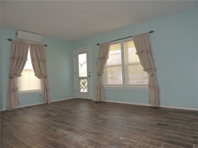 809 N Kossuth St, Rockport, TX 78382