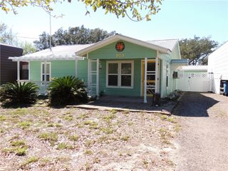 809 N Kossuth St, Rockport, TX 78382