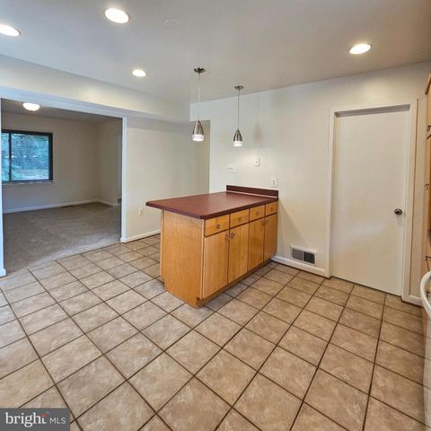 1108 ROCKINGHAM ST, Arlington, VA 22205