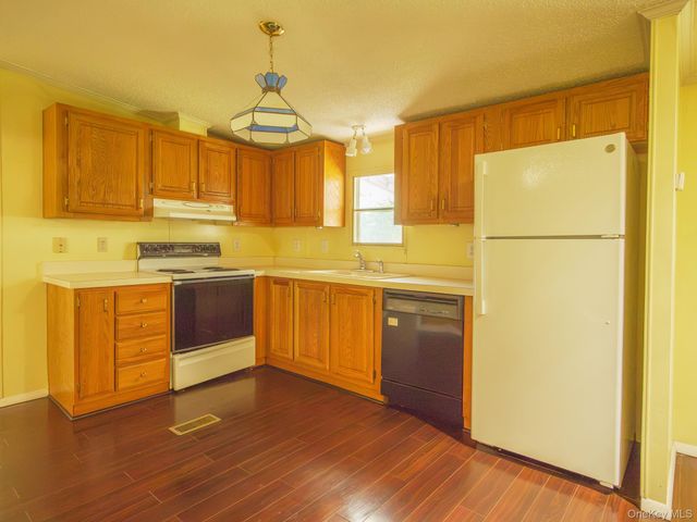 17 Partridge Lane, Pleasant Valley, NY 12569