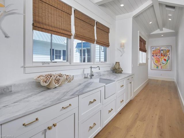 909 10th AVE S, Naples, FL 34102