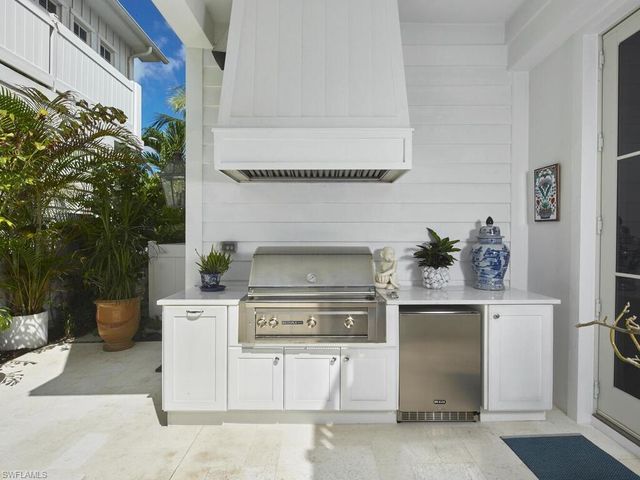 909 10th AVE S, Naples, FL 34102