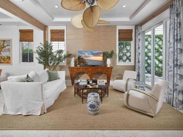 909 10th AVE S, Naples, FL 34102