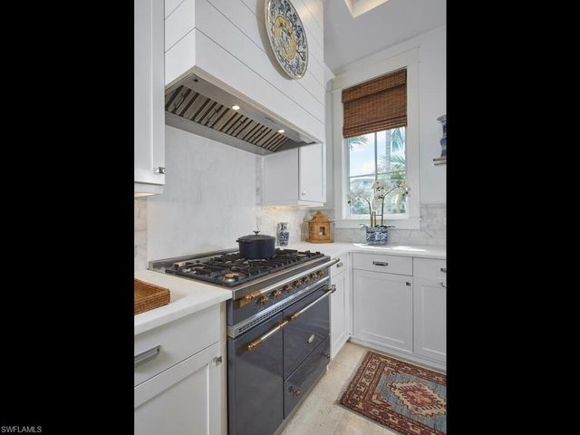 909 10th AVE S, Naples, FL 34102